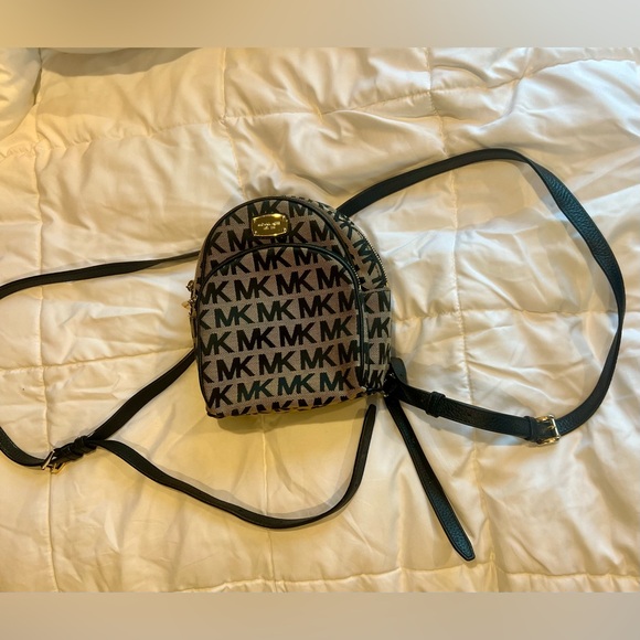 Michael Kors mini back pack signature MK print - Picture 2 of 13